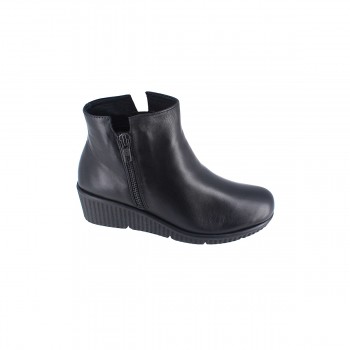 Genuine leather ankle boot with zip