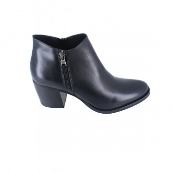 Ankle boot with wide heel